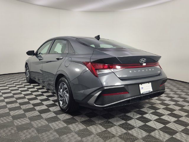 Certified 2025 Hyundai Elantra Hybrid FWD image 3