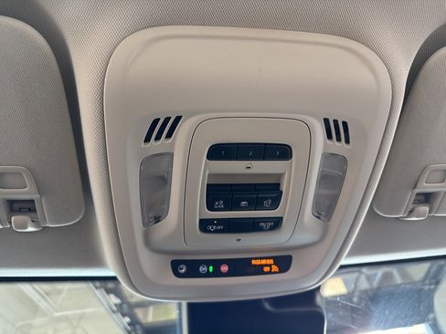 Used 2022 Buick Envision Avenir w/ Technology Package II image 34