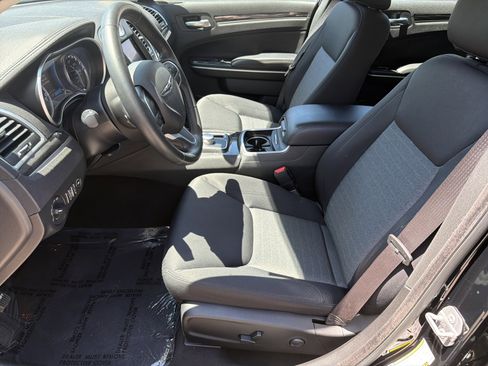 Used 2022 Chrysler 300 Touring w/ Sport Appearance Package RWD image 8