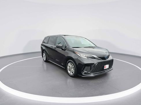 Used 2021 Toyota Sienna XSE image 2