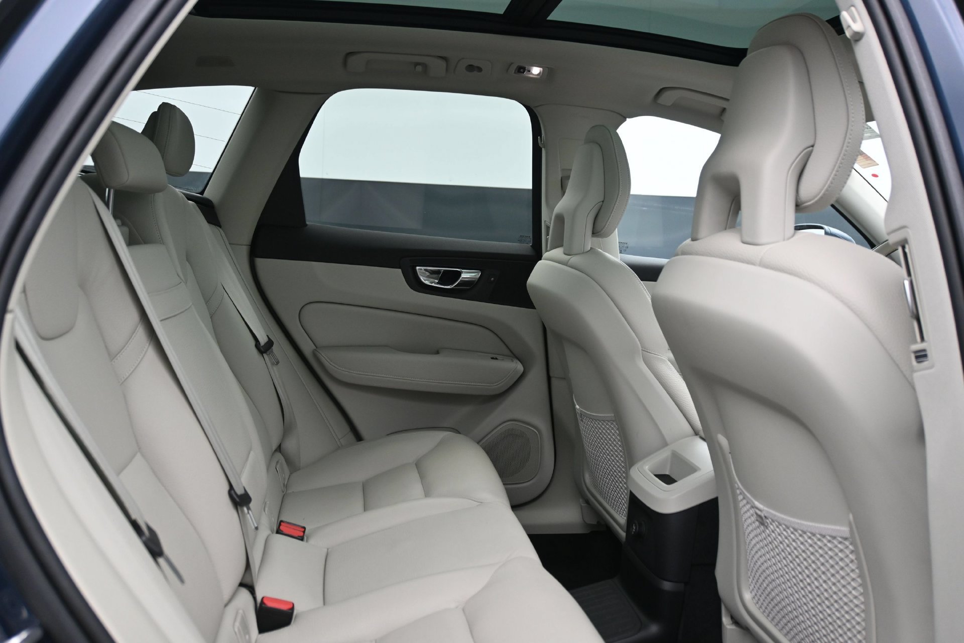 Used 2018 Volvo XC60 T8 Momentum AWD/4WD image 14