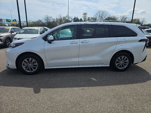 Used 2024 Toyota Sienna XLE AWD/4WD image 2