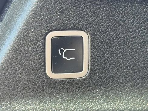 Used 2025 Chrysler Pacifica Limited FWD image 48