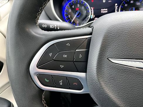 Used 2023 Chrysler Pacifica Touring-L FWD image 23