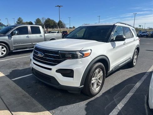 Used 2021 Ford Explorer XLT image 3