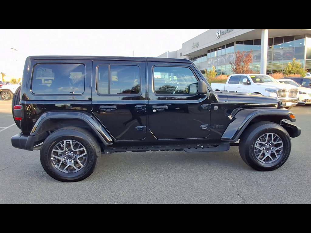 Used 2026 Jeep Wrangler Unlimited Sahara AWD/4WD image 9