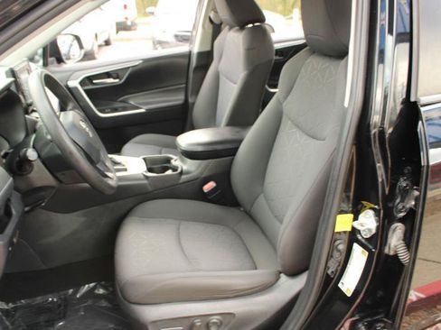 Used 2021 Toyota RAV4 XLE FWD image 11