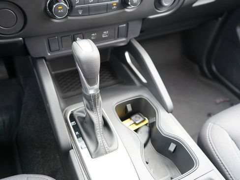 Used 2025 Nissan Frontier SV image 12