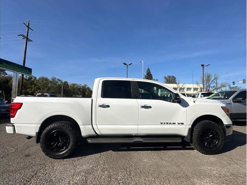 Used 2019 Nissan Titan SV w/ SV Convenience Package image 8