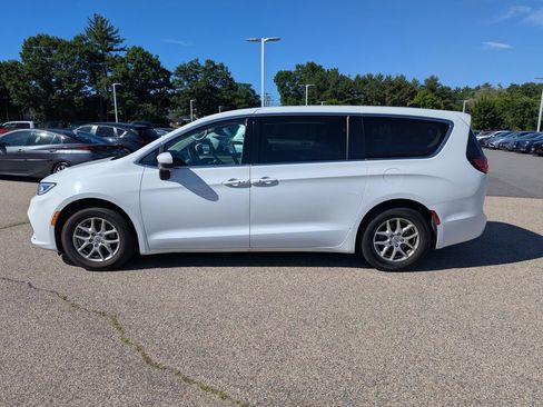 Used 2023 Chrysler Pacifica Touring-L FWD image 2