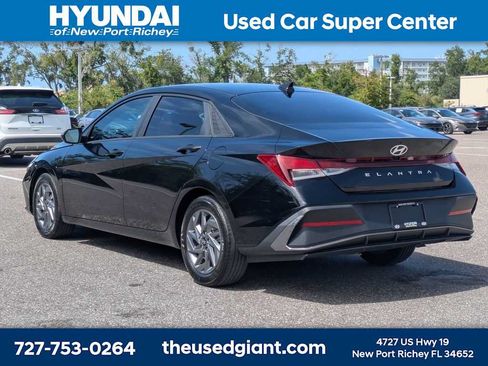 Certified 2024 Hyundai Elantra SEL FWD image 3