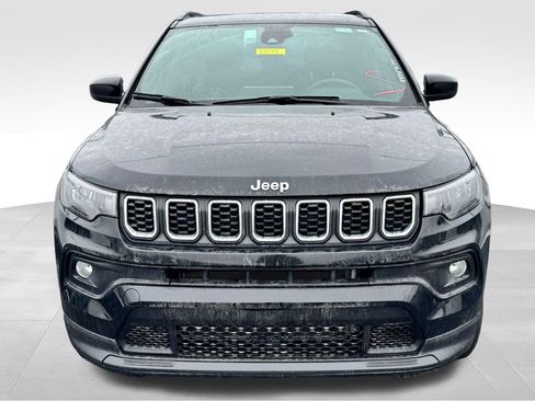Used 2024 Jeep Compass Latitude image 3