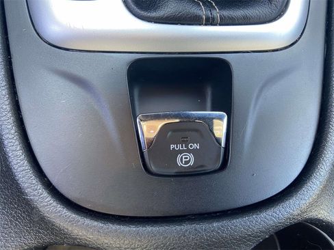 Used 2018 Jeep Cherokee Latitude Plus w/ Comfort/Convenience Group image 24