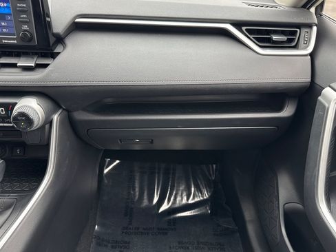 Used 2022 Toyota RAV4 XLE Premium AWD/4WD image 32