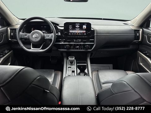 Used 2023 Nissan Pathfinder Platinum w/ Black Appearance Package FWD image 25