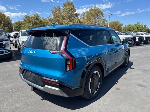 Used 2024 Kia EV9 Land AWD/4WD image 3