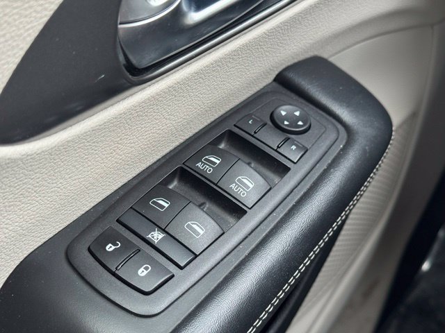 Used 2023 Chrysler Pacifica Touring-L FWD image 35
