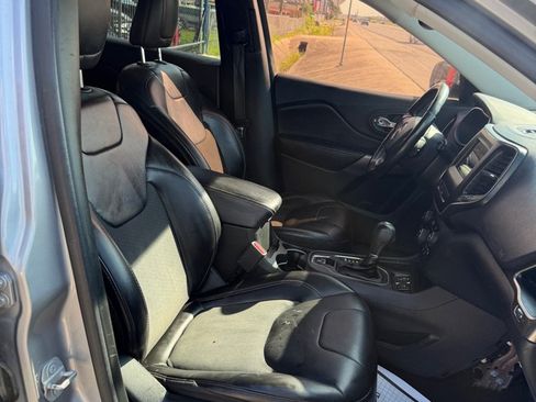 Used 2019 Jeep Cherokee Latitude Plus w/ Comfort/Convenience Group FWD image 21