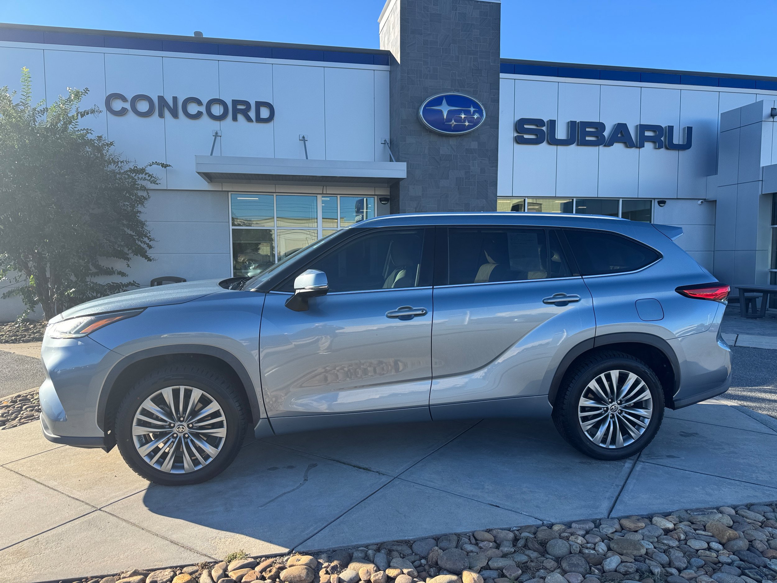 Used 2020 Toyota Highlander Platinum FWD image 1