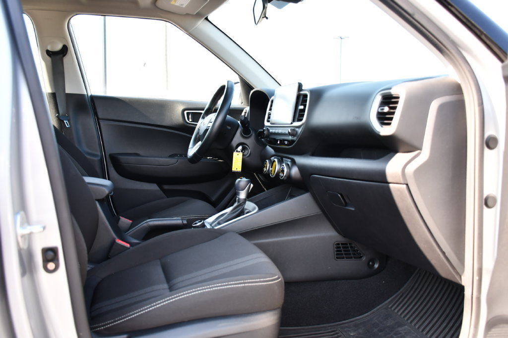 Used 2022 Hyundai Venue SEL FWD image 33