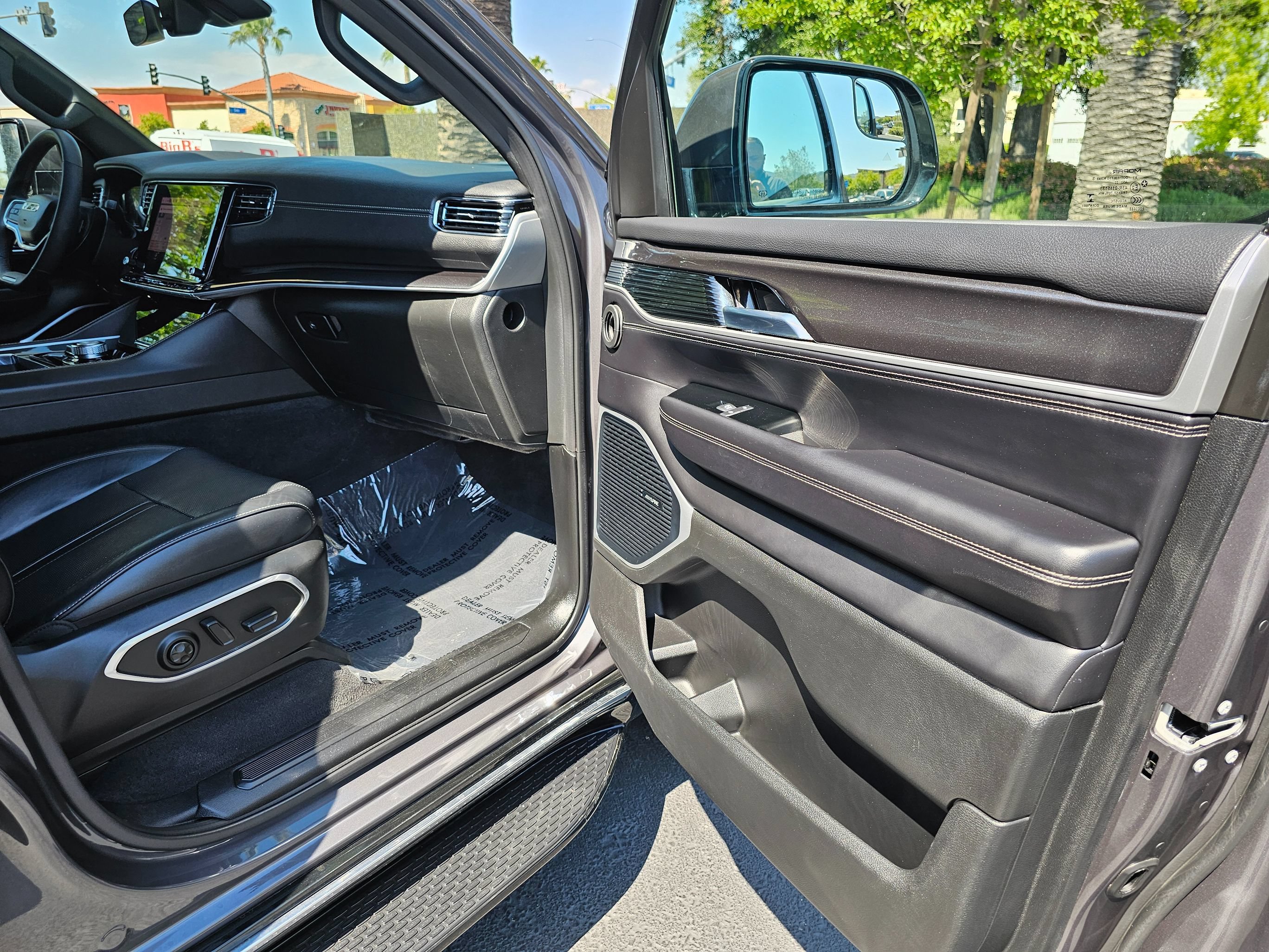 Used 2022 Jeep Wagoneer Series I AWD/4WD image 30