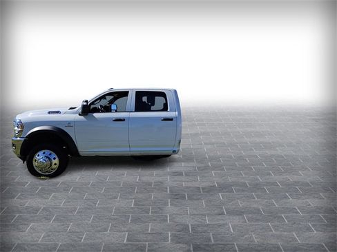 Used 2024 RAM 5500 Tradesman w/ Chrome Appearance Group image 4