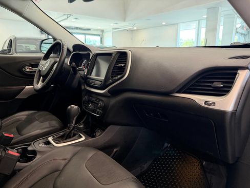 Used 2018 Jeep Cherokee Trailhawk w/ Comfort/Convenience Group AWD/4WD image 19