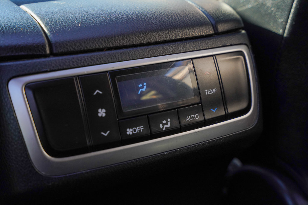 Used 2019 Toyota Highlander XLE AWD/4WD image 35