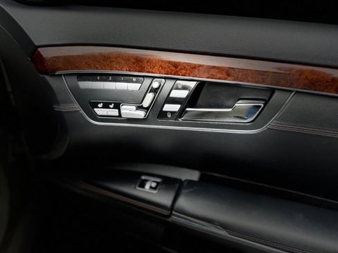 Used 2011 Mercedes-Benz S 63 AMG w/ Driver Assistance Pkg image 40