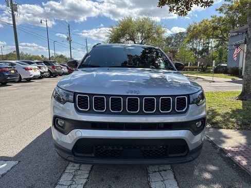 Used 2025 Jeep Compass Latitude image 3