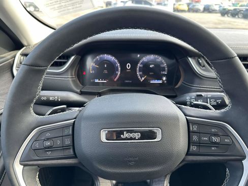 Used 2023 Jeep Grand Cherokee Limited w/ Black Appearance Package image 20