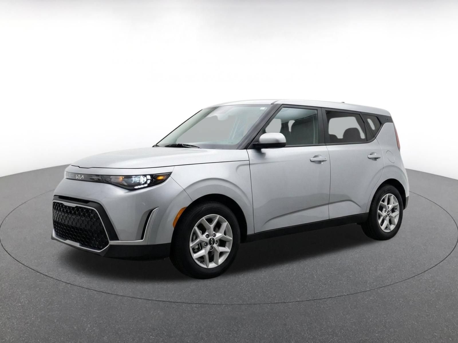 Used 2025 Kia Soul LX w/ LX Technology Package FWD image 3