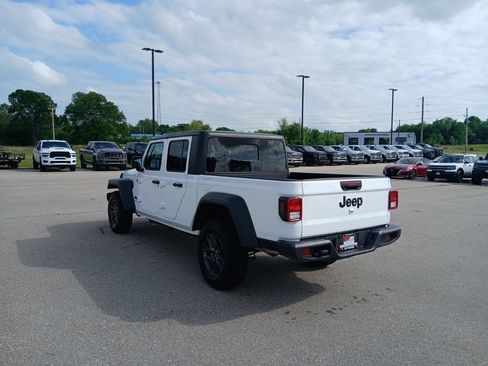Used 2025 Jeep Gladiator Sport AWD/4WD image 6