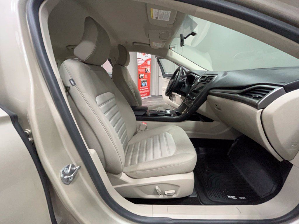 Used 2017 Ford Fusion SE FWD image 38