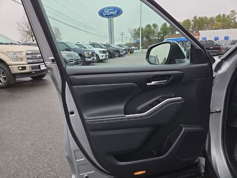 Used 2022 Toyota Highlander XLE image 5