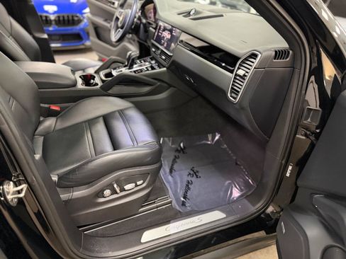Used 2021 Porsche Cayenne S w/ Premium Package AWD/4WD image 33