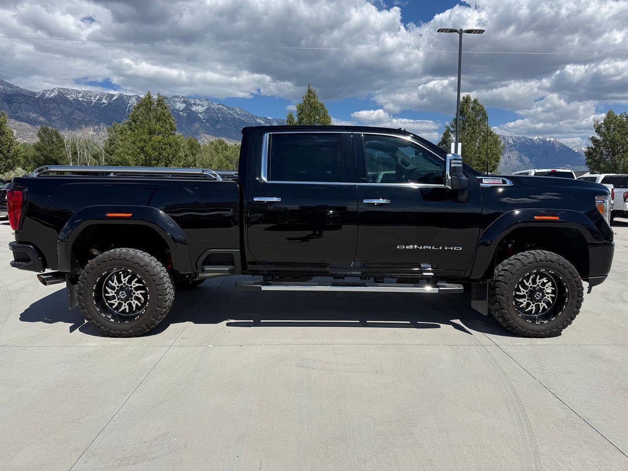 Used 2022 GMC Sierra 3500 Denali w/ Denali Ultimate Package AWD/4WD image 2