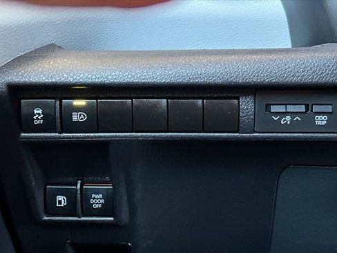 Certified 2025 Toyota Sienna XLE FWD image 31