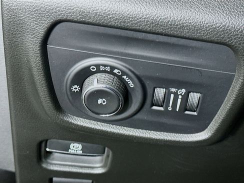 Used 2023 Jeep Grand Cherokee Limited w/ Luxury Tech Group II image 17