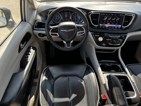 Used 2023 Chrysler Pacifica Limited image 14