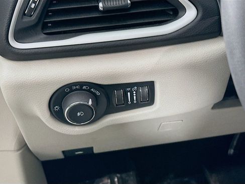 Certified 2024 Chrysler Pacifica Touring-L image 17