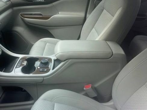 Used 2021 GMC Acadia SLE w/ Driver Convenience Package FWD image 3