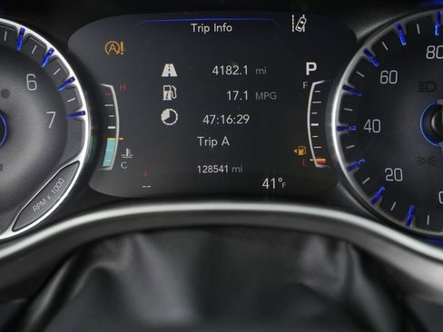 Used 2021 Chrysler Pacifica Touring image 38