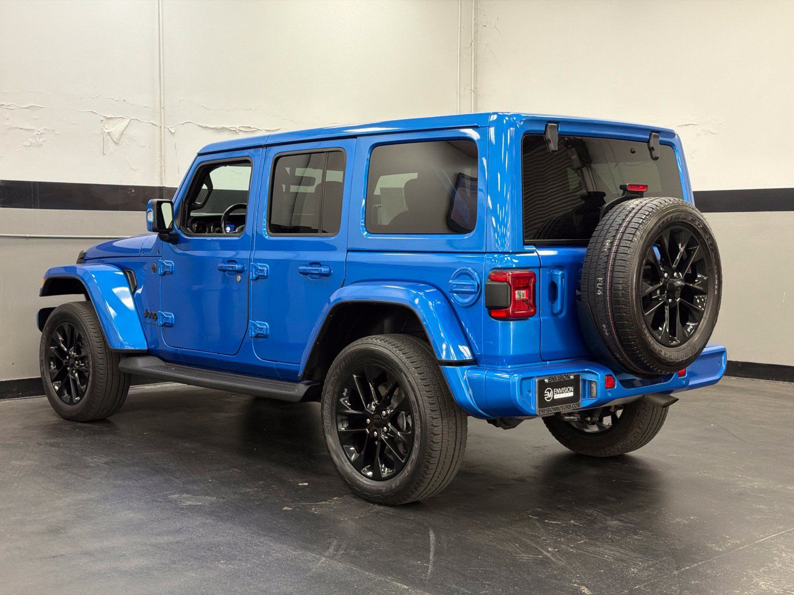 Used 2023 Jeep Wrangler Unlimited Sahara AWD/4WD image 8