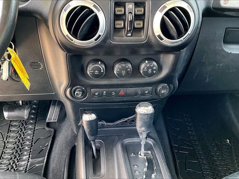 Used 2013 Jeep Wrangler Unlimited Sahara w/ Connectivity Group AWD/4WD image 30