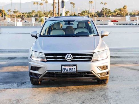 Used 2020 Volkswagen Tiguan SE w/ Panoramic Sunroof Package AWD/4WD image 3