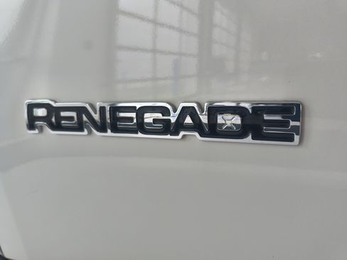 Used 2018 Jeep Renegade Latitude w/ Cold Weather Group image 29