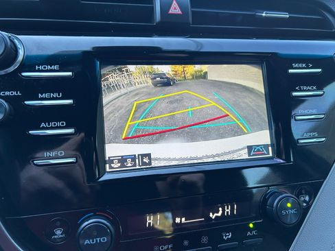 Used 2018 Toyota Camry XLE image 17