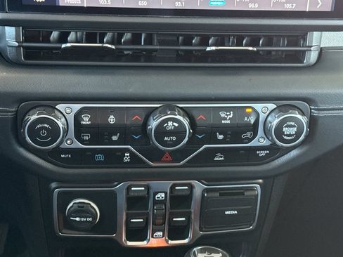 Used 2024 Jeep Wrangler Unlimited Sahara AWD/4WD image 32
