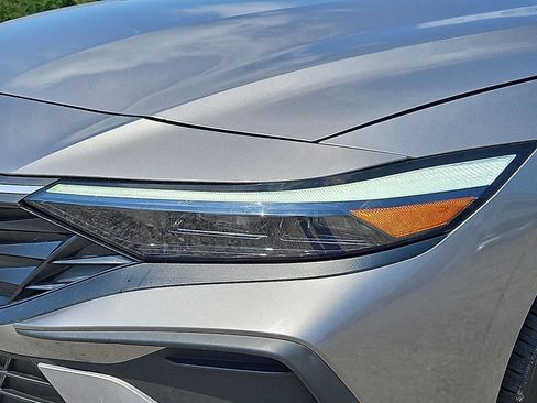 Used 2024 Hyundai Elantra SEL FWD image 9
